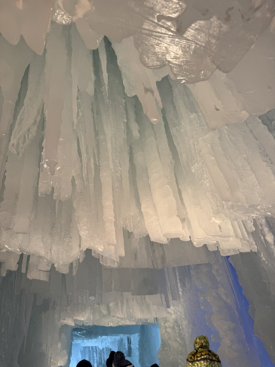 spr_std_5252's tweet photo. 生まれて初めて層雲峡の氷瀑祭りへ

インバウンドで大賑わい。
雪も降���てなく、風もなかったので体感温度としてはそこまで寒くなかった。。

約2ヶ月半かけて作った氷の建築物は素敵でした。 https://t.co/15vImLYHRW