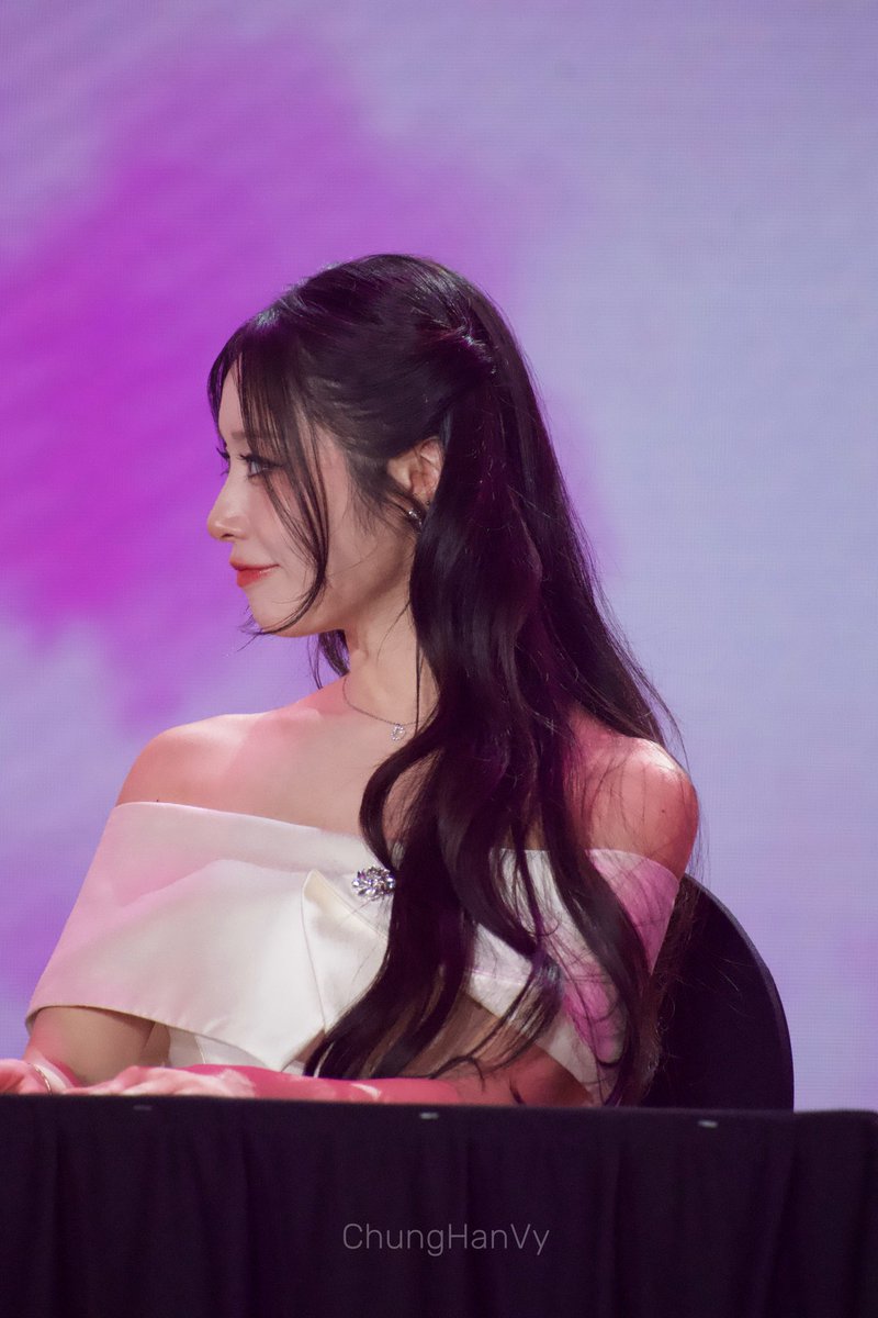 아 지연이 옆태콤 있는거 어떻게 알고…….
옆태 선 마저 아름답잖아..ㅠㅠ