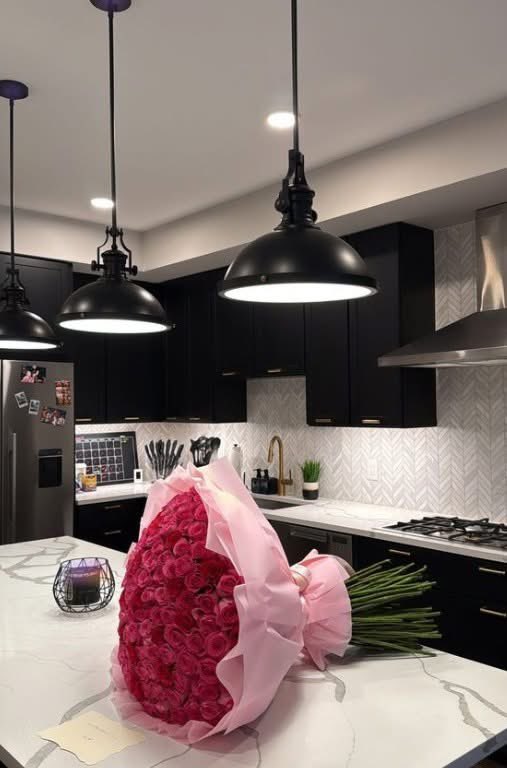 layxsnv's tweet image. This is your sign to buy her 100 roses 😍