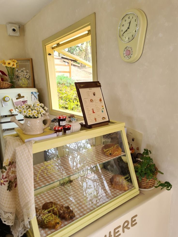 kwansunie's tweet photo. 🍓⋆˚✿˖° 𐙚 ₊ ⊹ ♡ 💗
    ⋆𐙚₊Cake and coffee shop₊𐙚⋆

Dónde Kong tiene una pastelería y cafetería junto a Namping.
Dónde Thomas y keng son famosos desde pequeños y por equivocacion terminaron en una pastelería.
#au #thomaskong https://t.co/OM9yMVLF1N