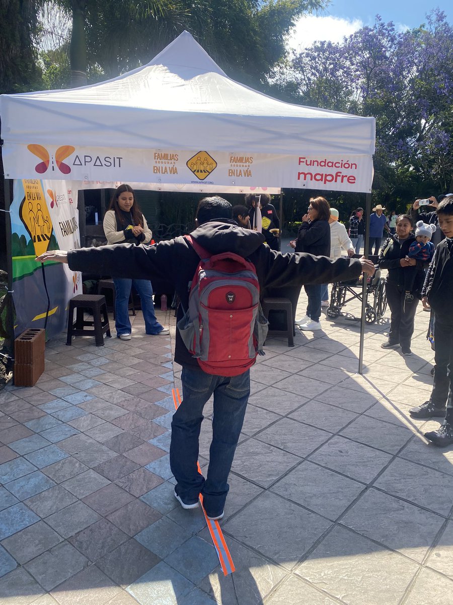 APASITGuatemala's tweet photo. Seguimos trabajando trabajando por más #FamiliasSegurasEnLaVia sensibilizando a peatones, pasajeros y conductores para evitar siniestros viales
@FMobjetivocero https://t.co/zsANtp3ppP