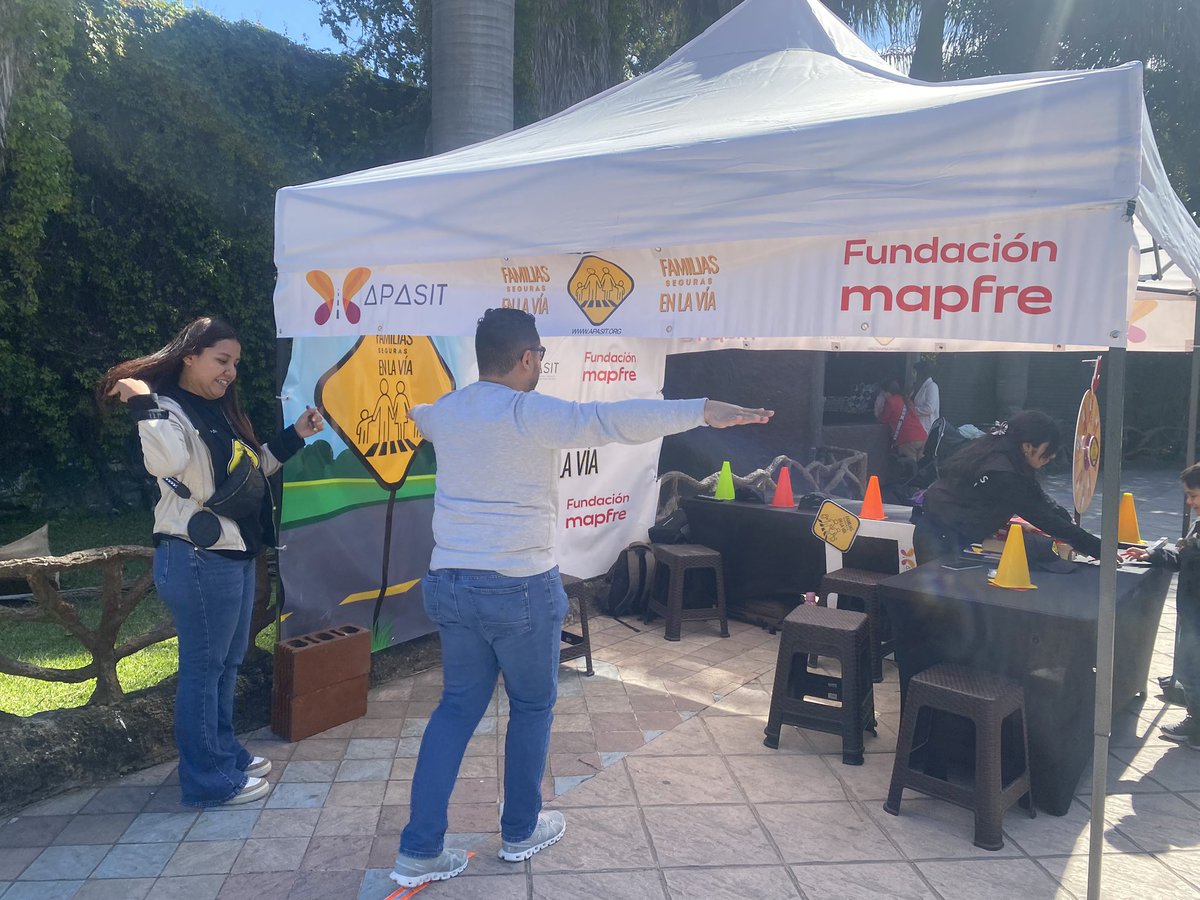 APASITGuatemala's tweet photo. Seguimos trabajando trabajando por más #FamiliasSegurasEnLaVia sensibilizando a peatones, pasajeros y conductores para evitar siniestros viales
@FMobjetivocero https://t.co/zsANtp3ppP