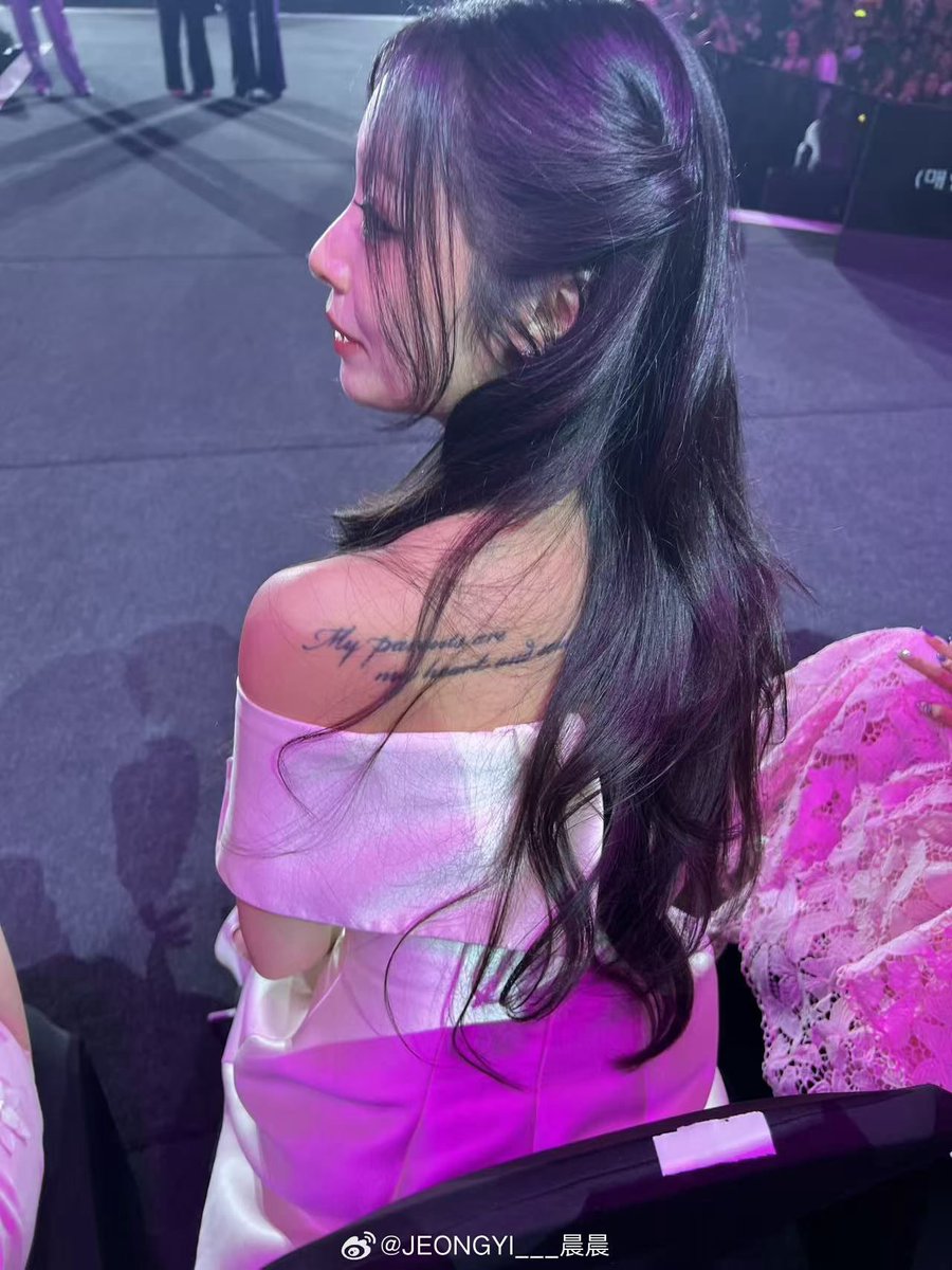 Like_JIYEON_E's tweet photo. 지연이 견갑골 타투…………𝙠𝙞𝙟𝙪𝙡 https://t.co/4fhgOmNtUc