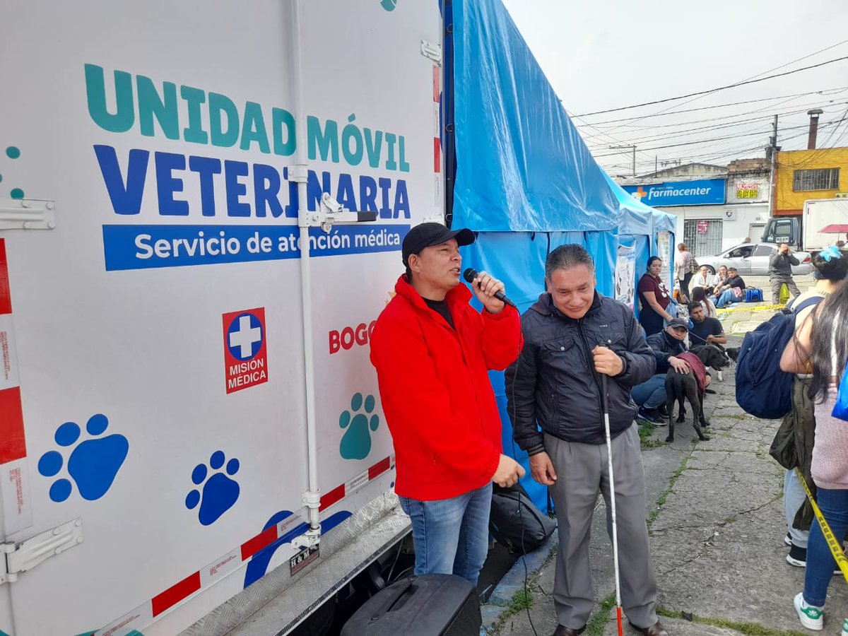 Aprofac's tweet image. Fernando persona con discapacidad visual sensibilizando a dueños de animales en limpiar las excretas de su perro, como integrante consejo protección animal de Engativa @AlvaroUribeVel @elespectador @Alcaldia_Soacha @Bogota @Aprofac