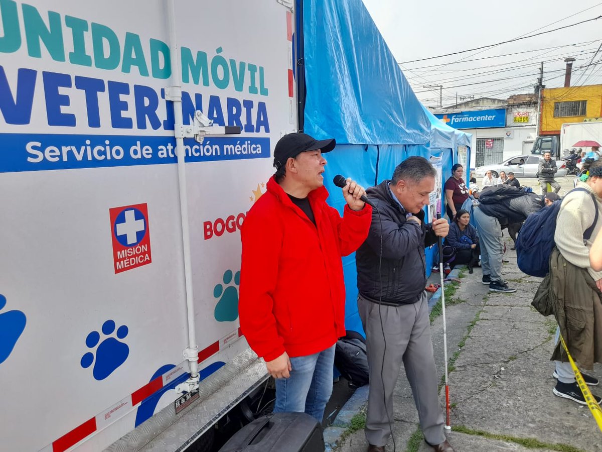 Aprofac's tweet image. Fernando persona con discapacidad visual sensibilizando a dueños de animales en limpiar las excretas de su perro, como integrante consejo protección animal de Engativa @AlvaroUribeVel @elespectador @Alcaldia_Soacha @Bogota @Aprofac
