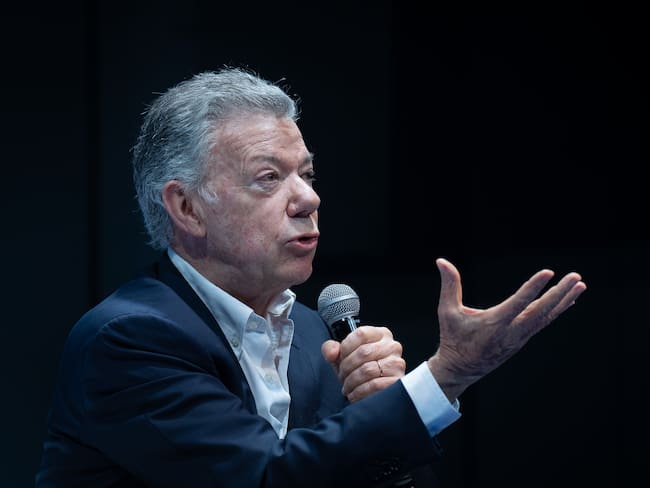 🔴Para recordar en época de campaña.
◇"El terrorismo se combate con contundencia" decía Juan Manuel Santos micrófono en mano, después le regaló curules, impunidad y estatus político a las Farc.
<a href="/omarbula/">Omar Bula Escobar</a>