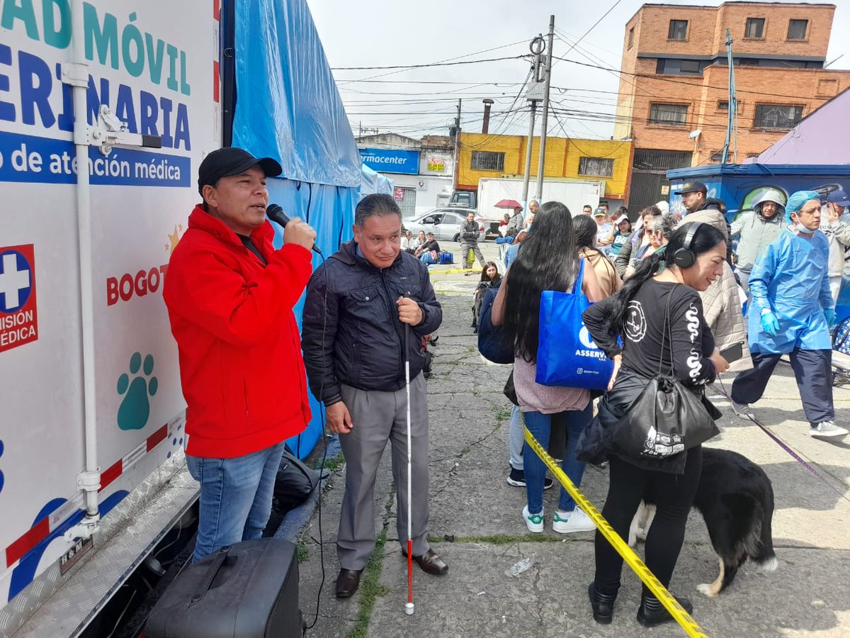 Aprofac's tweet image. Fernando persona con discapacidad visual sensibilizando a dueños de animales en limpiar las excretas de su perro, como integrante consejo protección animal de Engativa @AlvaroUribeVel @elespectador @Alcaldia_Soacha @Bogota @Aprofac