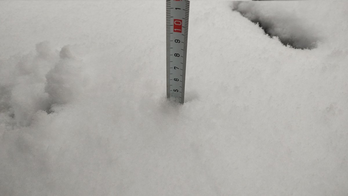 そして、また降ってきた。
気温は、このあとも低いままの予報なので、翌日までは、残るだろう。