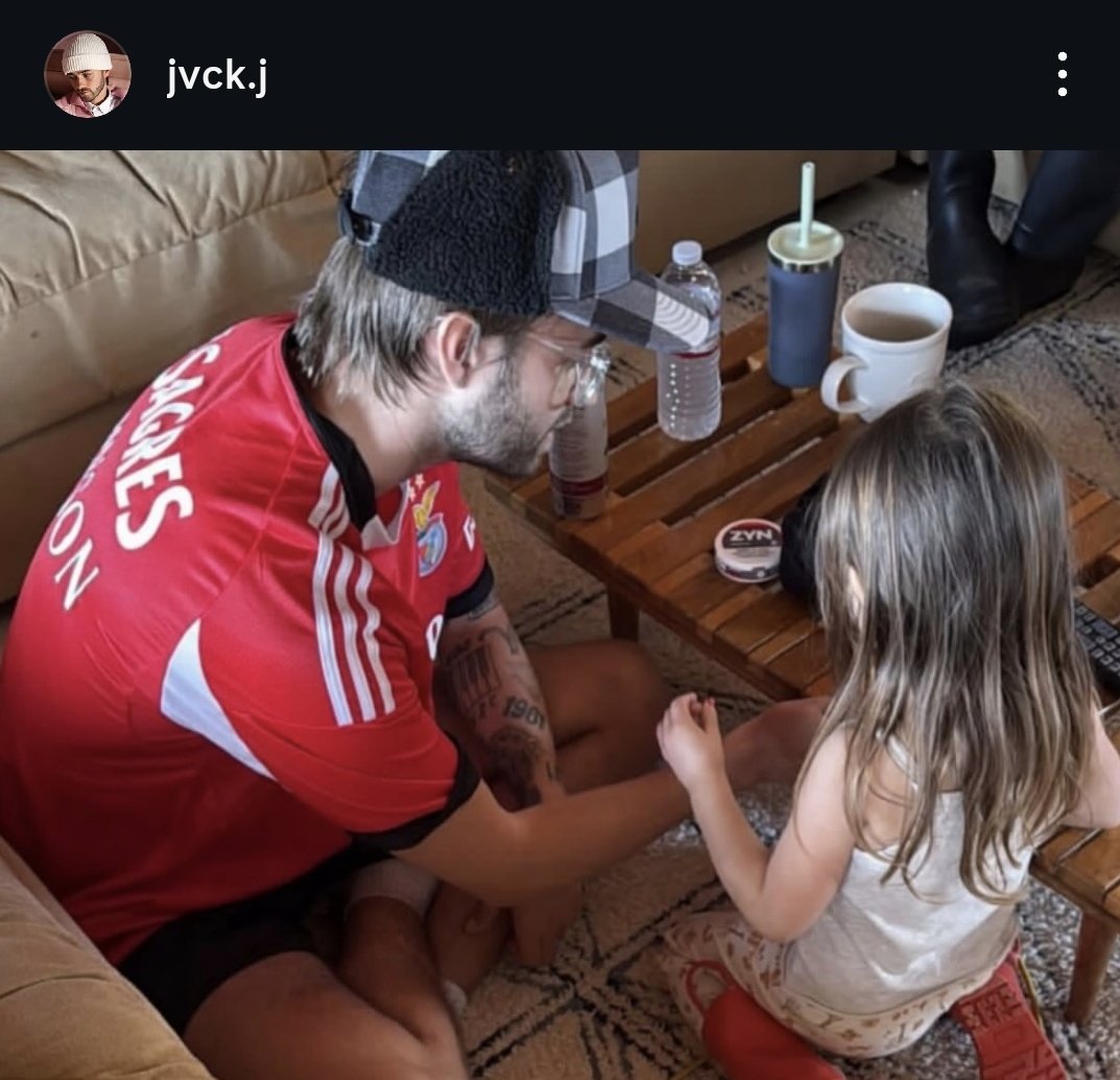 cabelloxharmo's tweet image. Fico sempre chocada quando aparece algum artista internacional com uma camisola do Benfica