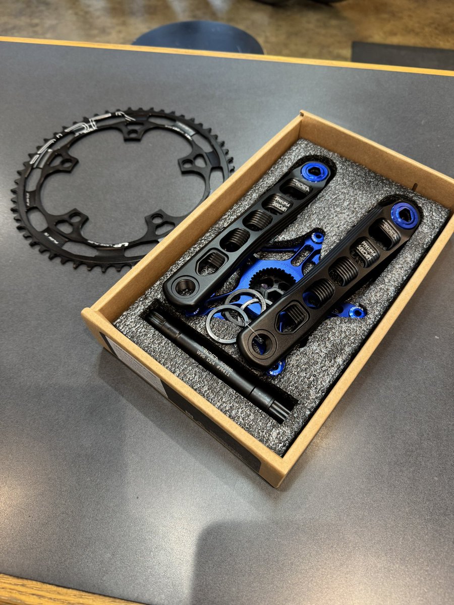 LORO_ONOMICHI's tweet photo. birdy R × RIDEAカスタム😎
birdy用 新型クランク
▶︎ 3D Crank Evo System
インストールさせていただきました。
持った瞬間わかる軽さ。
カーボンのような軽量感で走りも期待大です🔥
春のライド楽しんでください🌸
ご依頼ありがとうございました♪
#birdy #RIDEA #ミニベロ #カスタム https://t.co/2w3A2QFtjQ