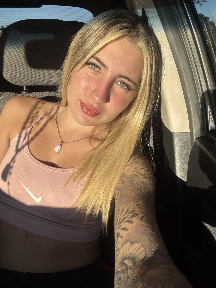 PunkyManda's tweet photo. golen hour time 😚 https://t.co/6xkSt4HZAI