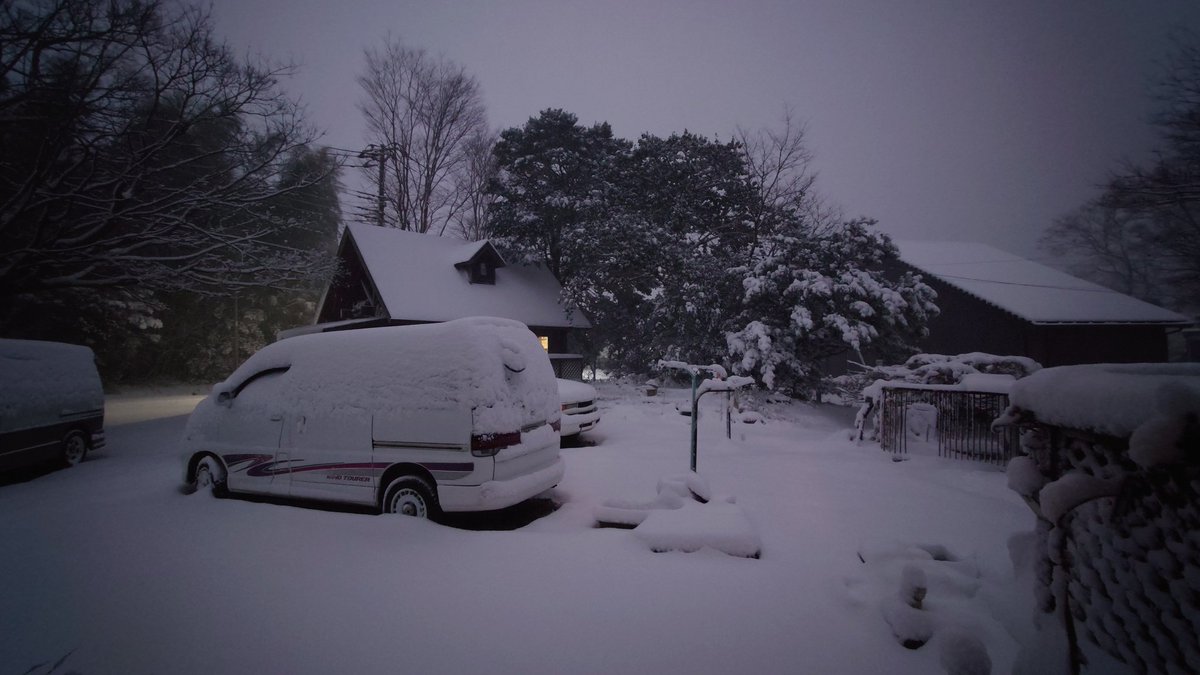 todaygenchan's tweet photo. 起きたら・・・
別世界💦
今日は何処にも行けない😭
それに
まだ　降ってる😭
#雪　#大雪 https://t.co/NEBlCVM2Ow