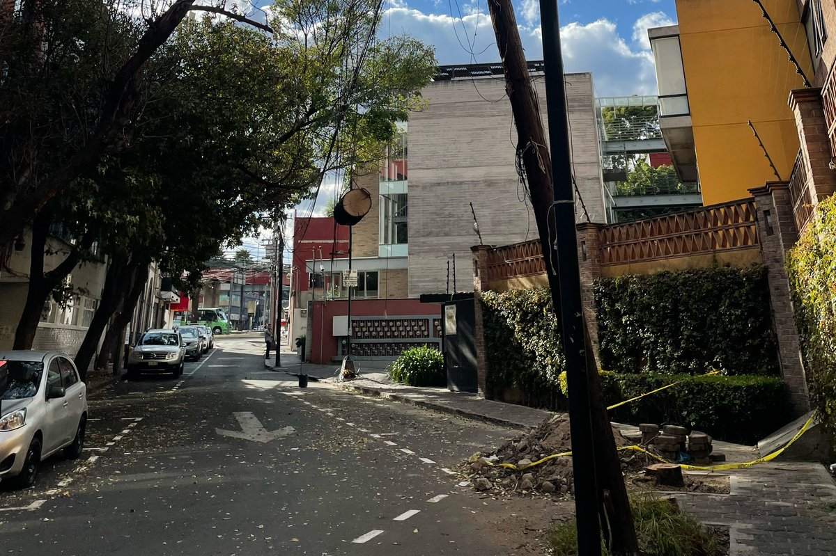 eli_2092's tweet photo. @InMixcoac @BJAlcaldia Llevamos un mes con las banquetas abiertas, llenas de polvo y tierra. Siendo muy peligroso y pudiendo causar un accidente. 
Además dejaron un pedazo de tronco colgado en los cables. A quien podemos acudir para dar solución?? https://t.co/PNo19A9HKy