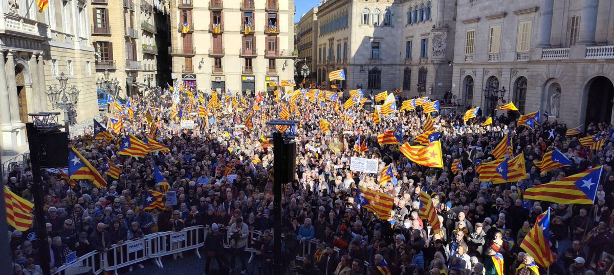 tonistrubellt's tweet photo. Quin enorme tros de justícia poètica viscuda avui que els autonomistes tripartits ex-indepes i mitjans afins hagin cridat a la mani de la tarda "per unitat despolititzada" i que la indepe del matí la multipliqués x3! Visca l'ANC! Solucions SÍ, parxes R78 NO! https://t.co/bzs4DIyhka