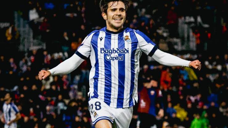 Pablo Marín quizás está en fuera de juego, pero es una barbaridad como ha ayudado a defender sin balón y lo que está dando a la Real Sociedad. Pero además, luego es capaz de brillar con el mismo. 

Es offside, pero es un partidazo el suyo #RealSociedadElcheCF