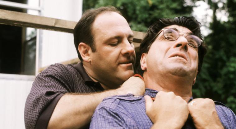 Há 27 anos, Tony Soprano levava sua filha para uma visita na faculdade, mas encontrou um ex-amigo pelo caminho e mudou a história da televisão para sempre em ‘College’, 5º episódio da 1ª temporada de ‘The Sopranos’.