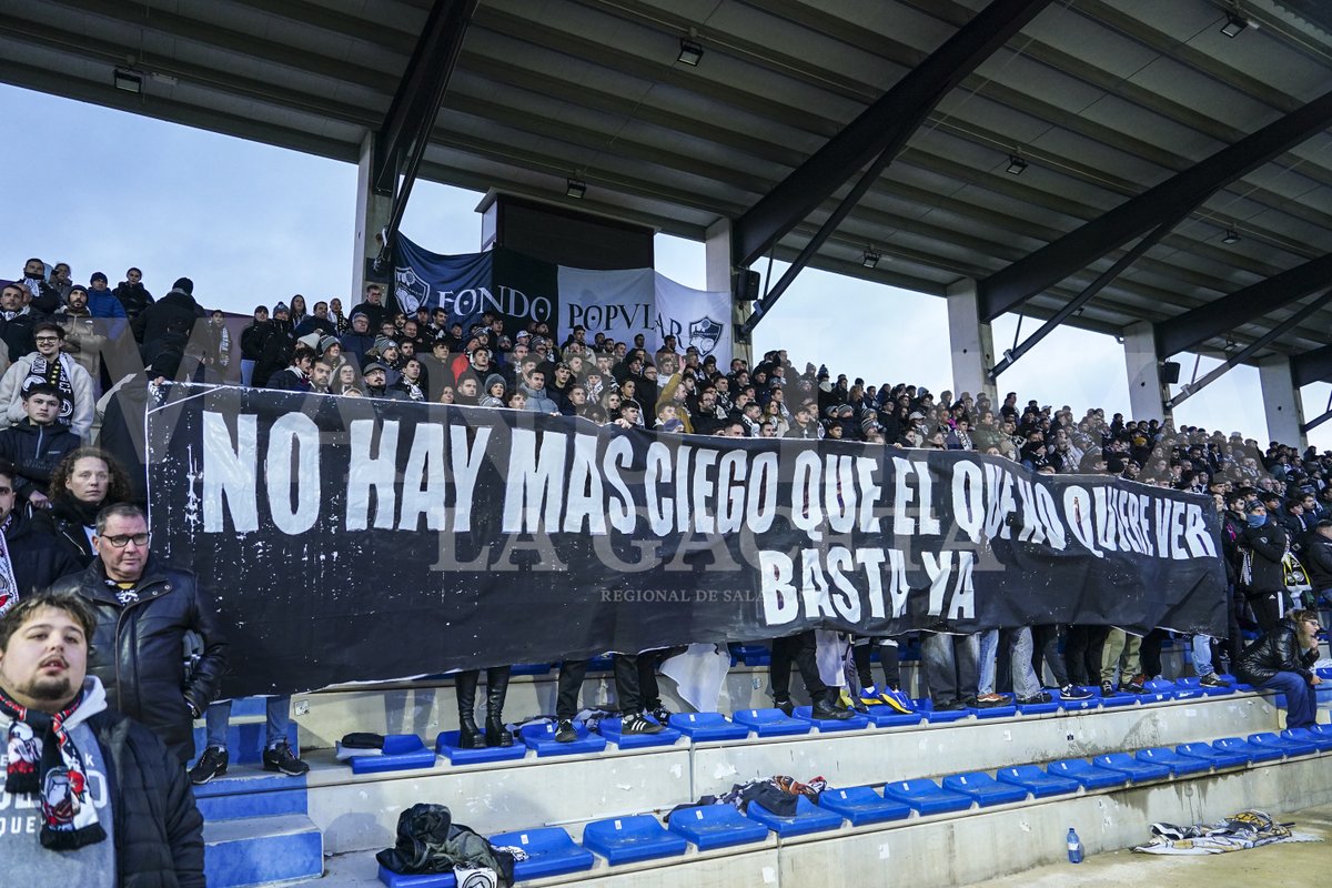 La afición de <a href="/UnionistasCF/">Unionistas de Salamanca CF</a> muy molesta e indignada por el arbitraje sufrido en Vigo, mostró una pancarta esta tarde en el partido ante el Ourense acompañada de un par de minutos de silencio absoluto en todo el Reina Sofía 
📹Video: lagacetadesalamanca.es/deportes/futbo…