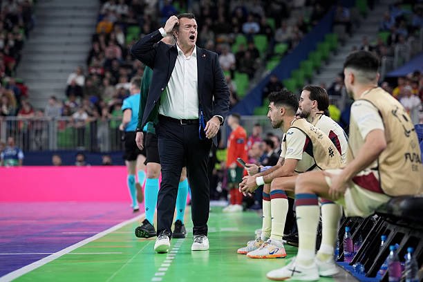 eugemf7's tweet photo. Y qué mérito tiene Jesús Velasco.

Un técnico histórico que devolvió el ADN a España. Apostó por el talento, el bloque y ningún ego en una selección que había sufrido. Su Eurocopa es increíble, es el regreso de España a la cima del fútbol sala.

Campeones. 

#FutsalEuro https://t.co/DQrl5Vz0Vf