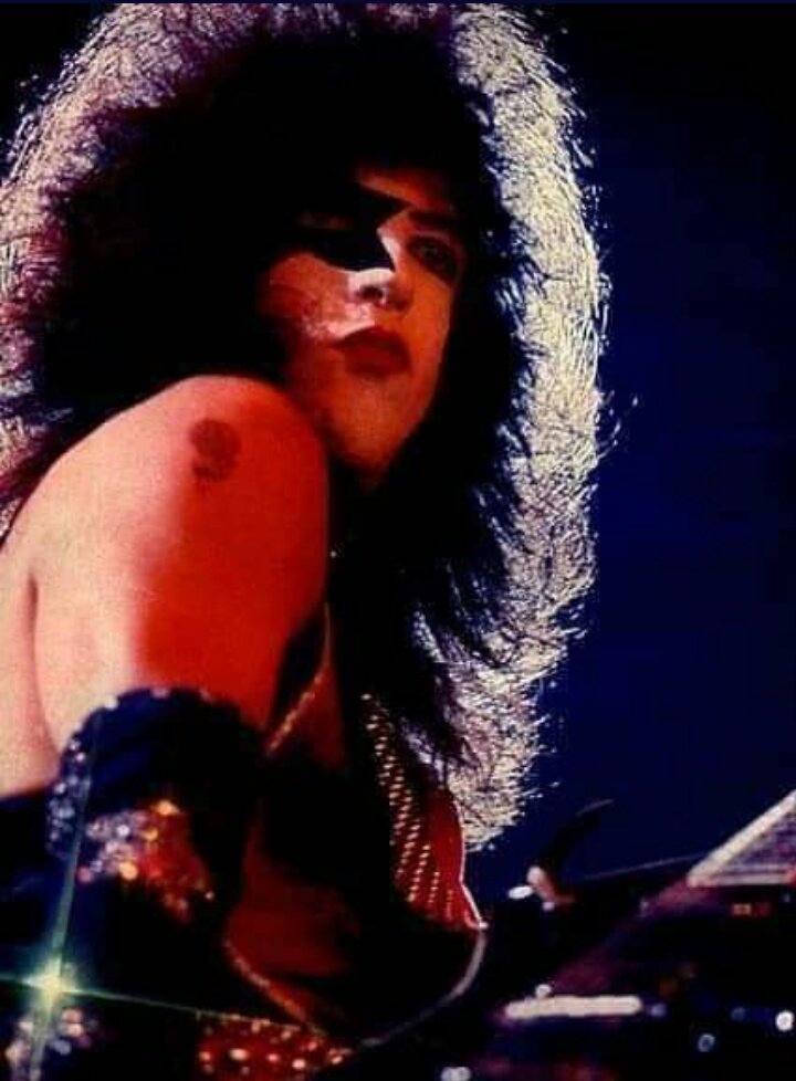 Baby, baby, don't you hesitate cause I just can't wait~
Lady, won't you take me down on my knees you can do what you please~
C'mon and love me~🎶💜☆
#70s #KISS #StarchildSaturday