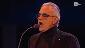 Bocelli e gli occhiali da vista. Il mondo è bizzarro.#OlimpiadiInvernali2026