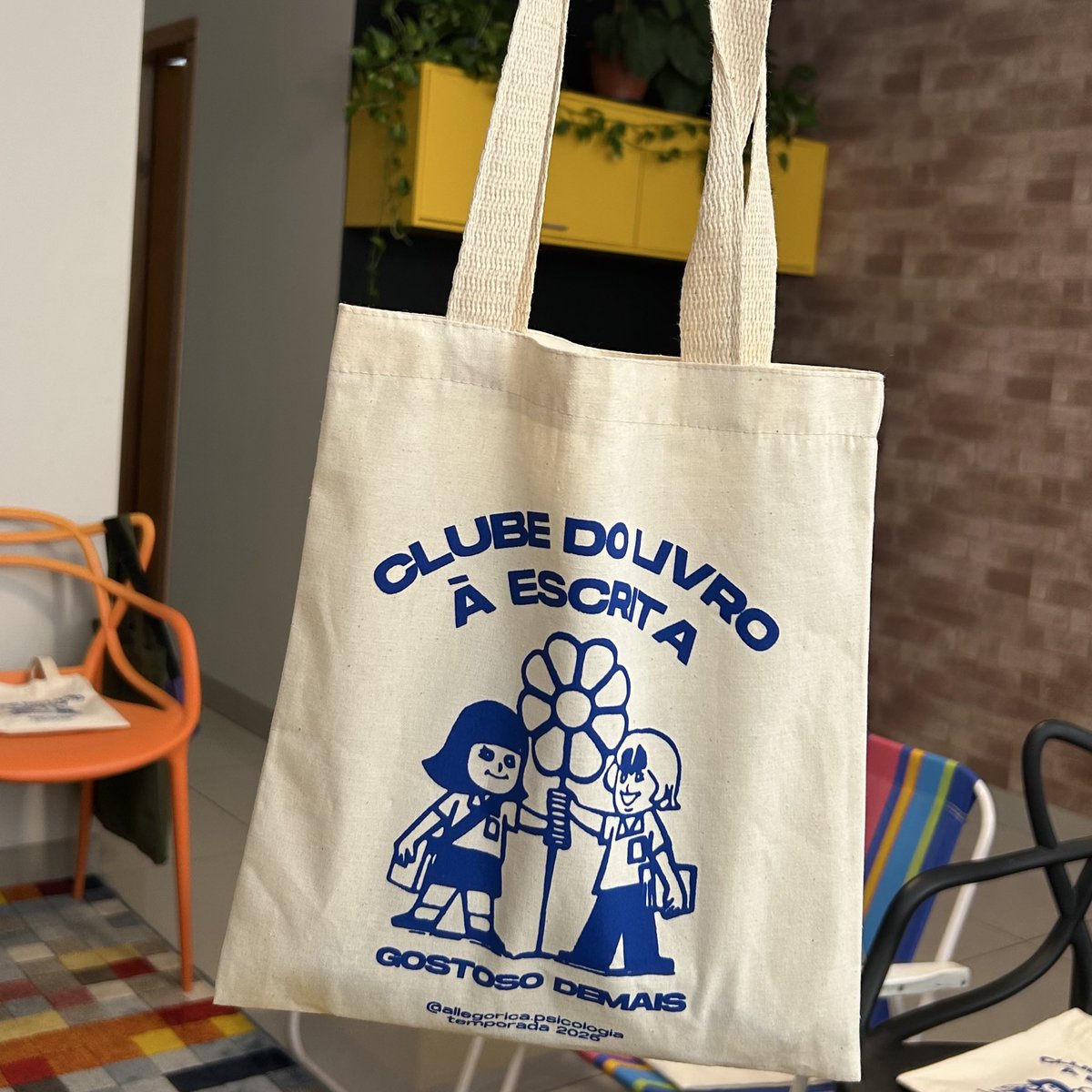 allegoricapsi's tweet photo. Temporada do Clube - do livro à escrita aberta e com a casa cheia. A estreia foi com o amarelinho: A gente mira no amor e acerta na solidão (Ana Suy). Primeiro encontro e uma constatação direta: falar de amor é, inevitavelmente, falar de solidão. Em março tem mais. 💛 https://t.co/djoDFq0rd8