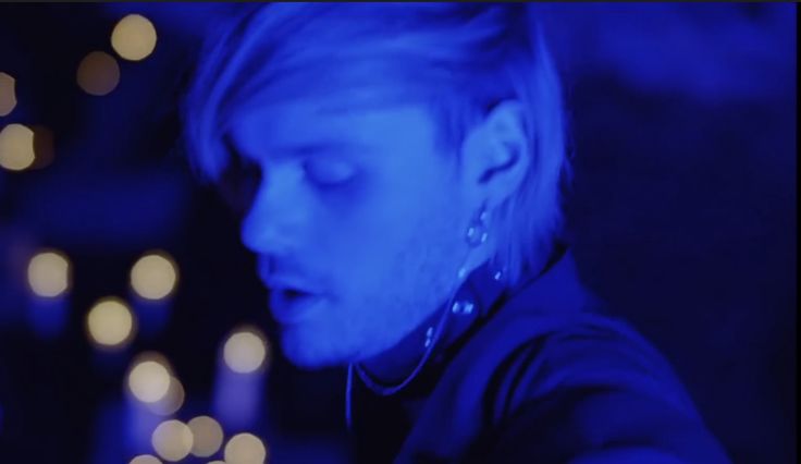 acervmgc's tweet photo. michael clifford in the easier music video w a choker https://t.co/i55Dlj6Olo