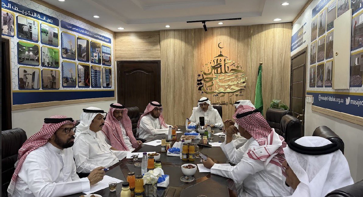 Godaidnews's tweet photo. جمعية مساجد خليص تعقد اجتماعًا تشاوريًا لتنسيق نطاقات عمل جمعيات المساجد بالمحافظة

قديد - خليص :

ضمن جهودها الرامية إلى تعزيز التكامل المؤسسي وتنظيم العمل بين جمعيات المساجد، دعت جمعية مساجد خليص إلى عقد اجتماع تشاوري يضم رؤساء مجالس إدارات جمعيات المساجد بمحافظة خليص، وذلك لمناقشة آليات تنسيق وتوزيع نطاقات العمل، والحد من الازدواجية، وتحقيق أعلى مستويات الكفاءة في خدمة بيوت الله.
ويهدف الاجتماع إلى توحيد الجهود بين الجمعيات، وتعزيز التعاون المؤسسي، بما يتوافق مع الأنظمة والتعليمات المعتمدة والحوكمة التنظيمية في القطاع غير الربحي.
ومن المقرر أن يُعقد الاجتماع – بمشيئة الله – يوم السبت بعد صلاة المغرب، الموافق 19/08/1447هـ (07/02/2026م)، في مقر جمعية مساجد خليص بحي الفيصلية.
وأكدت الجمعية أن هذا اللقاء يأتي في إطار الحرص على تنظيم العمل المشترك وتحقيق المصلحة العامة، سائلةً الله التوفيق والسداد للجميع لما فيه خير المساجد وروادها. 

وقد أكد رئيس مجلس إدارة جمعية مساجد خليص د. عبدالمنعم بن حسن الشيخ أن الاجتماع التشاوري لجمعيات المساجد بمحافظة خليص يأتي «انطلاقًا من المسؤولية المشتركة في تنظيم العمل، وتوحيد الجهود، وتحقيق أعلى معايير الحوكمة والتكامل المؤسسي، بما ينعكس إيجابًا على خدمة بيوت الله والمجتمع».
وأضاف أن الجمعية تتطلع إلى مخرجات عملية تسهم في رفع كفاءة الأداء، وتمنع الازدواجية، وتعزز التعاون بين الجمعيات ذات العلاقة.