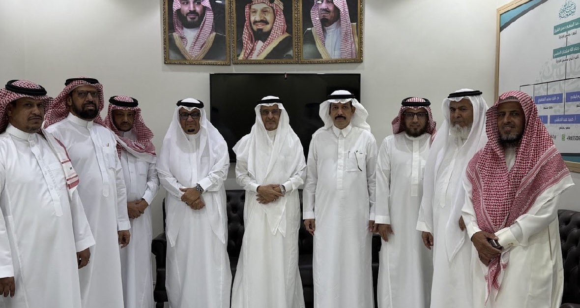 Godaidnews's tweet photo. جمعية مساجد خليص تعقد اجتماعًا تشاوريًا لتنسيق نطاقات عمل جمعيات المساجد بالمحافظة

قديد - خليص :

ضمن جهودها الرامية إلى تعزيز التكامل المؤسسي وتنظيم العمل بين جمعيات المساجد، دعت جمعية مساجد خليص إلى عقد اجتماع تشاوري يضم رؤساء مجالس إدارات جمعيات المساجد بمحافظة خليص، وذلك لمناقشة آليات تنسيق وتوزيع نطاقات العمل، والحد من الازدواجية، وتحقيق أعلى مستويات الكفاءة في خدمة بيوت الله.
ويهدف الاجتماع إلى توحيد الجهود بين الجمعيات، وتعزيز التعاون المؤسسي، بما يتوافق مع الأنظمة والتعليمات المعتمدة والحوكمة التنظيمية في القطاع غير الربحي.
ومن المقرر أن يُعقد الاجتماع – بمشيئة الله – يوم السبت بعد صلاة المغرب، الموافق 19/08/1447هـ (07/02/2026م)، في مقر جمعية مساجد خليص بحي الفيصلية.
وأكدت الجمعية أن هذا اللقاء يأتي في إطار الحرص على تنظيم العمل المشترك وتحقيق المصلحة العامة، سائلةً الله التوفيق والسداد للجميع لما فيه خير المساجد وروادها. 

وقد أكد رئيس مجلس إدارة جمعية مساجد خليص د. عبدالمنعم بن حسن الشيخ أن الاجتماع التشاوري لجمعيات المساجد بمحافظة خليص يأتي «انطلاقًا من المسؤولية المشتركة في تنظيم العمل، وتوحيد الجهود، وتحقيق أعلى معايير الحوكمة والتكامل المؤسسي، بما ينعكس إيجابًا على خدمة بيوت الله والمجتمع».
وأضاف أن الجمعية تتطلع إلى مخرجات عملية تسهم في رفع كفاءة الأداء، وتمنع الازدواجية، وتعزز التعاون بين الجمعيات ذات العلاقة.