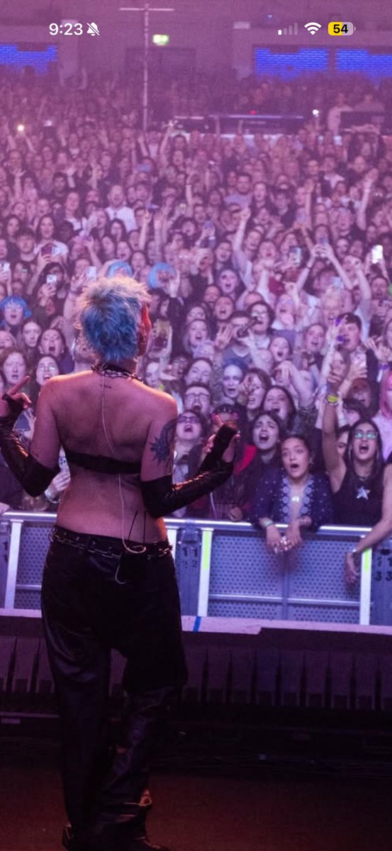 ashfthalsey's tweet photo. Obsessed with my Halsey HQ debut https://t.co/3mN0lQWL3m
