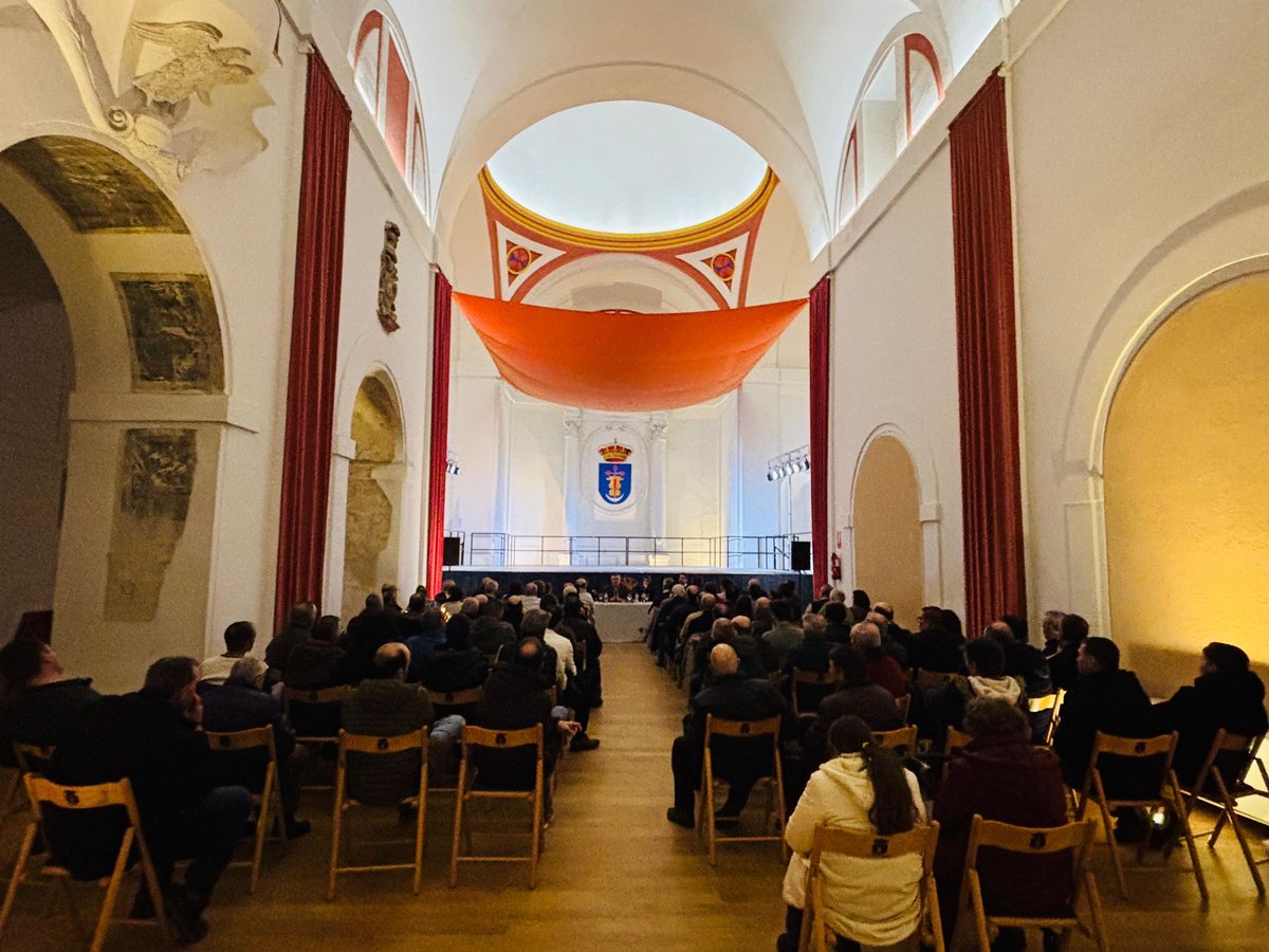 🌾🚜 <a href="/carolagudo/">Carolina Agudo</a> , <a href="/SantiagoLucasTo/">Santiago Lucas Torres</a> y <a href="/santi_serrano/">Santiago Serrano</a> han mantenido una reunión informativa del Partido Popular en Dosbarrios para abordar los problemas del campo y trasladar el trabajo que el <a href="/PP_CLM/">Partido Popular de Castilla-La Mancha</a> está realizando en defensa de agricultores y ganaderos. 

Escucha activa,