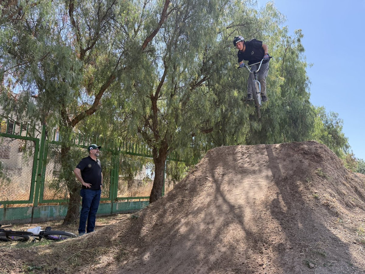 En más actividad, visitamos el Parque Deportivo Nuevo Milenio COMUDE, donde se llevó a cabo la etapa estatal de BMX rumbo a la Olimpiada Nacional 2026. 

Seguimos de cerca apoyando nuestros deportistas leoneses.  

#SomosLeón #CapitalDelDeporte #León450