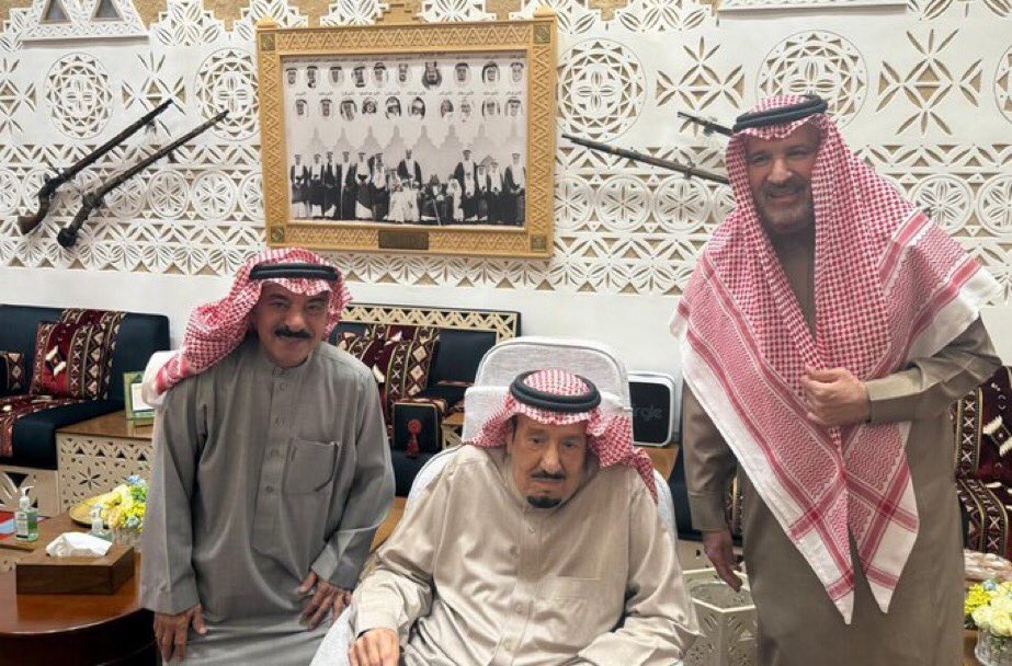 صورة لـ سيدي الملك  #سلمان_بن_عبدالعزيز وابنه الأمير #فيصل_بن_سلمان 
وضيدان بن مترك العرجاني .