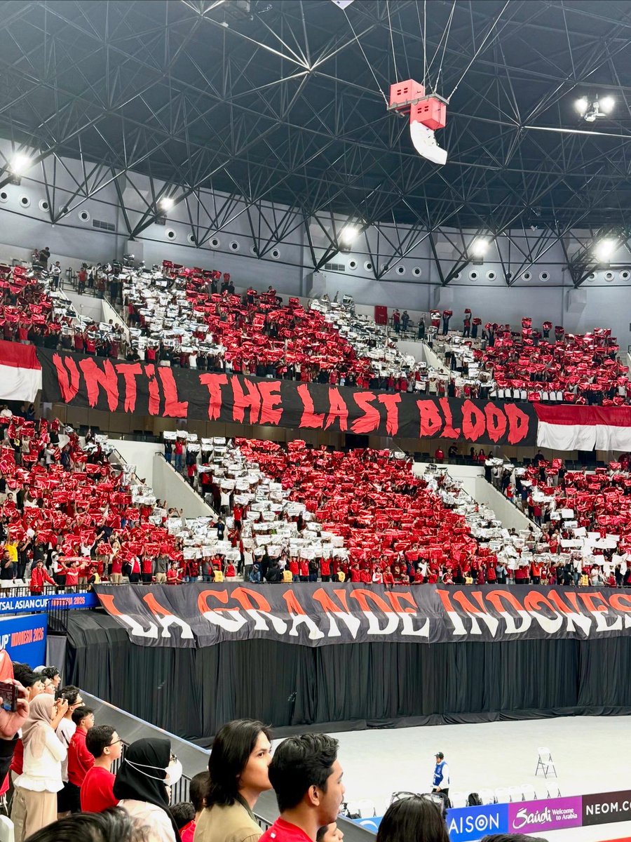 ASAHIMAN2010's tweet photo. 🇮🇩
――――――――――
｜フットサル アジアカップ決勝｜
――――――――――

今宵は、
フットサルアジアカップ決勝
インドネシア vs イラン を観戦。

いや〜、これが大当たり🎯
正直、今年見た試合で一番面白かった。

まっ、まだ2月なんだけどね。。。💦

延長戦でも決着つかず、
勝負はPK戦へ。

結果は――
イランが優勝🏆🇮🇷

インドネシアは
初のアジア制覇を逃したけど、
1万人を超える大観衆の中でのこの戦いは、
インドネシアフットサル、
いやインドネシアサッカー界全体の
ターニングポイントになる快進撃だったんじゃないかと思う。

そして何より、
絶対王者イランが本当に凄かった。

12番、10番、8番、9番――
正直、この選手たちのプレーをもっと見たかったし、この先も見たいと思わせるチームだった。

もちろん、
日本に決勝へ行って欲しかったし、
日本に優勝して欲しかった。

でも、アジアフットサルの“今”と“未来”を考えたら、
地元インドネシアが決勝に進み、
準決勝・決勝で
1万人超を集めた意味はとてつもなく大きいんだろうな‼️

と言うわけで――

🏆 イラン、おめでとう。
🇮🇩 インドネシア、最高だったぜ！
🇯🇵 次は日本の番だ！頑張れ！

それを願うのは、
日本人として当然だよね‼️🔥

バモ ニッポン🇯🇵

―――English―――

Futsal Asian Cup Final 🇮🇩

Tonight,
I watched the Futsal Asian Cup Final
Indonesia vs Iran.

What a game. 🎯
Honestly, it was the best match I’ve watched this year.

Well… it’s only February though. 😅

The match went to extra time,
and then to penalties.

Iran won the title. 🏆

Indonesia missed their first Asian championship,
but playing in front of more than 10,000 fans,
this match felt like a turning point
for Indonesian futsal
—and even Indonesian football as a whole.

And above all,
Iran were incredible.

No.12, No.10, No.8, No.9—
a team that made me want to watch them again and again.

Of course,
I wanted Japan to reach the final,
and I wanted Japan to win.

But thinking about the present and future of Asian futsal,
having Indonesia reach the final
and attract huge crowds in both the semi-final and final
was something truly special.

So—

🏆 Congratulations, Iran.
🇮🇩 Indonesia, you were amazing.
🇯🇵 Next time, it’s Japan’s turn.

That’s what I hope for—
as a Japanese fan. 🔥

Vamos Nippon 🇯🇵

#footraveller #フットラベラー #フットサル日本代表 #indonesiafutsal