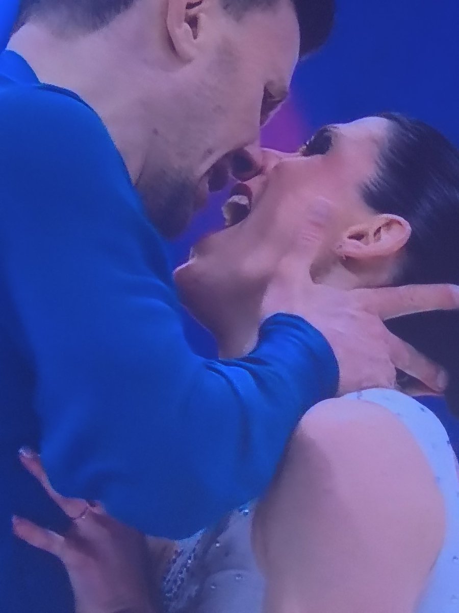 SoniaSoniaS3's tweet photo. #OlimpiadiInvernali2026 #pazzeschi!!!!!! #pattinaggio https://t.co/nMS9z4Wmdq