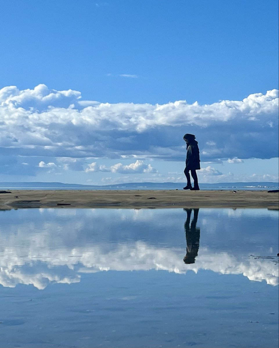 Une après-midi promise à la pluie où la lumière, par surprise, explose, frappant les nuages, qui se déchirent. 
Le bleu du ciel aveugle. Le blanc éclate dans l’étang et se démultiplie. 
Plaisir de plisser les yeux, enfin, à nouveau. 

#LeGrauDuRoi #Méditerranée #clouds