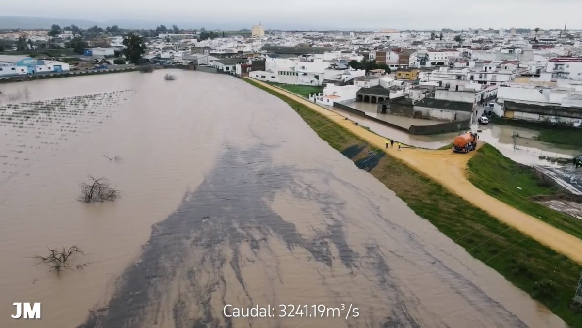 A un lado, el pueblo.
Al otro, el agua.
El muro marca la línea que hoy nos protege.