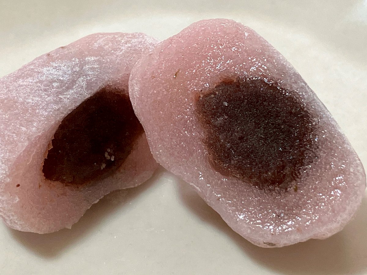 セブンイレブン 桜もち。餅生地は柔らかくもちもち。こし餡はほっくり