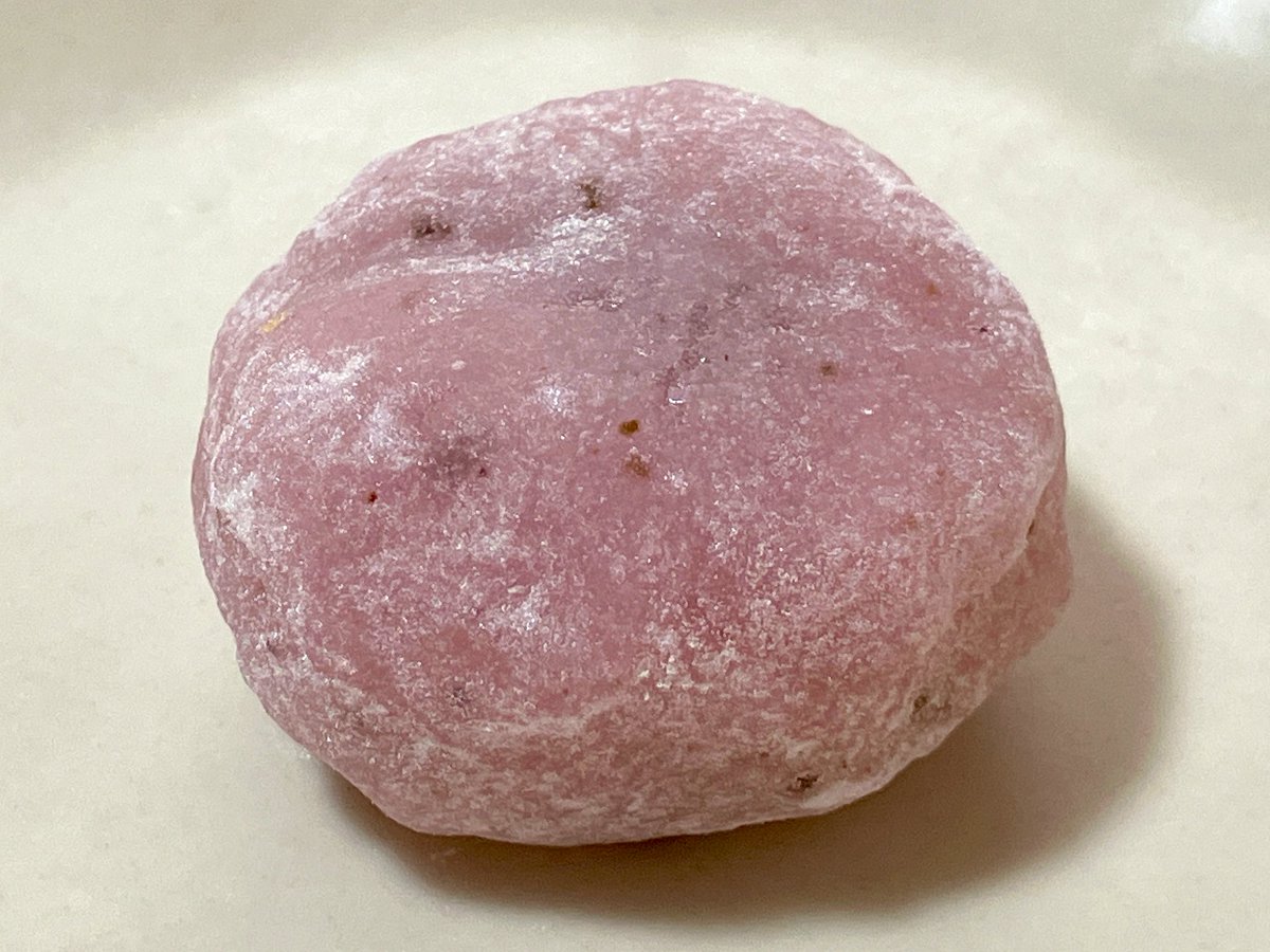 セブンイレブン 桜もち。餅生地は柔らかくもちもち。こし餡はほっくり