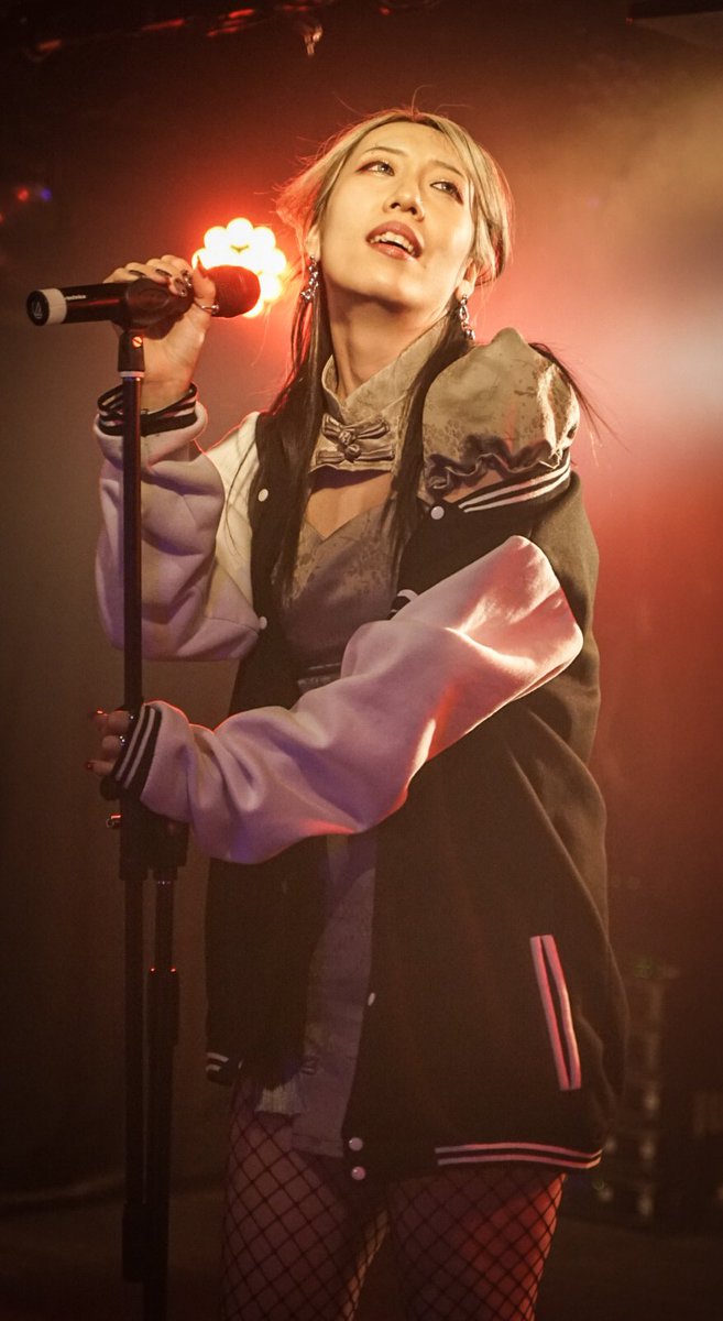 7kAGg9L2YAeYw8D's tweet photo. 逆無二ノ日 Asuk@さん
初見でした🎵セクシーなお姉さん出てきたと思ったら
しっとりな曲からイケイケな曲まで歌いこなしてライブ楽しかった🎵ツーステ曲あったのも良かったな
#逆無二ノ日
#Asuk@
#セクシーチャイナ https://t.co/nmbWu8q3b1
