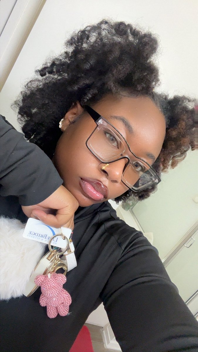 A S H L E Y 🩶 tweet media