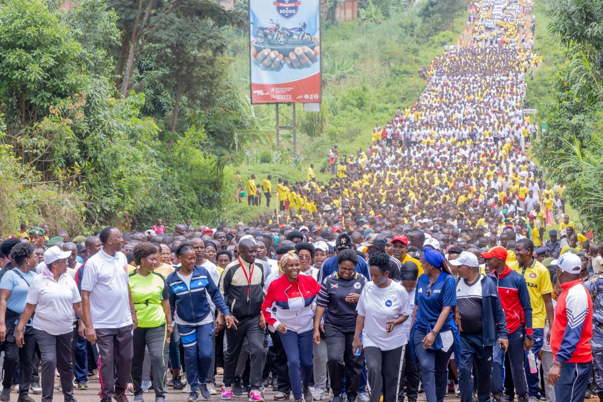 OPDD_Burundi's tweet image. Dans son discours, SE @Burundi1stLady a remercié toutes les personnes qui ont contribué au succès de cette activité. Elle a également encouragé la population de #Burunga à s'engager dans la pratique régulière du sport pour améliorer leur santé et leur bien-être.
