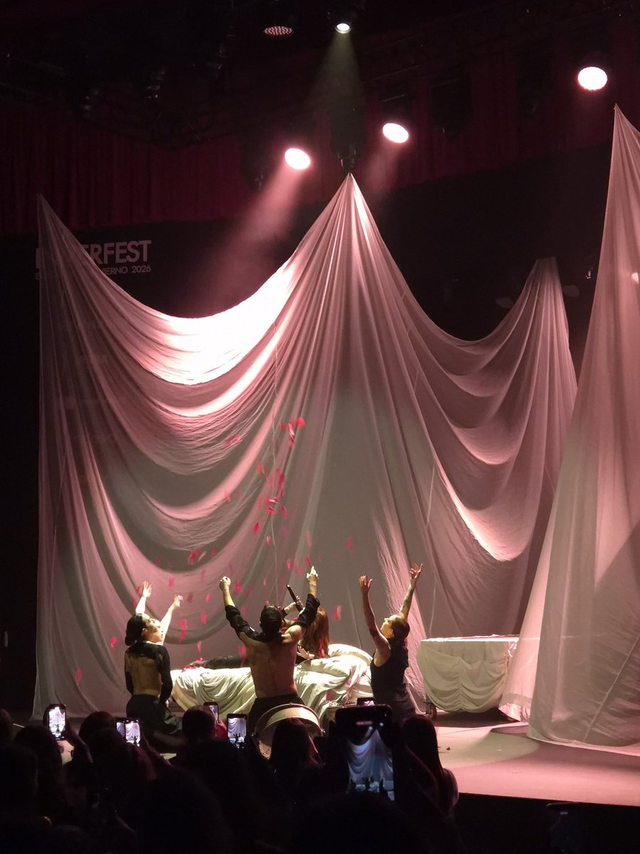 VioletaHMexico's tweet photo. Aquí les compartimos un poco de la presencia de Violeta México en el cierre de la Violeta gira.
Vivir la magia de su arte y su música en vivo nos dejó marcadas a todas y cada unas de las mexicanas que estuvimos allí; gracias Violeta por darnos la oportunidad de poder vivir esta revolución de emociones con tu voz, tu presencia y todo tu equipo. 
Esperamos reacción con los dulces mexicanos 😁