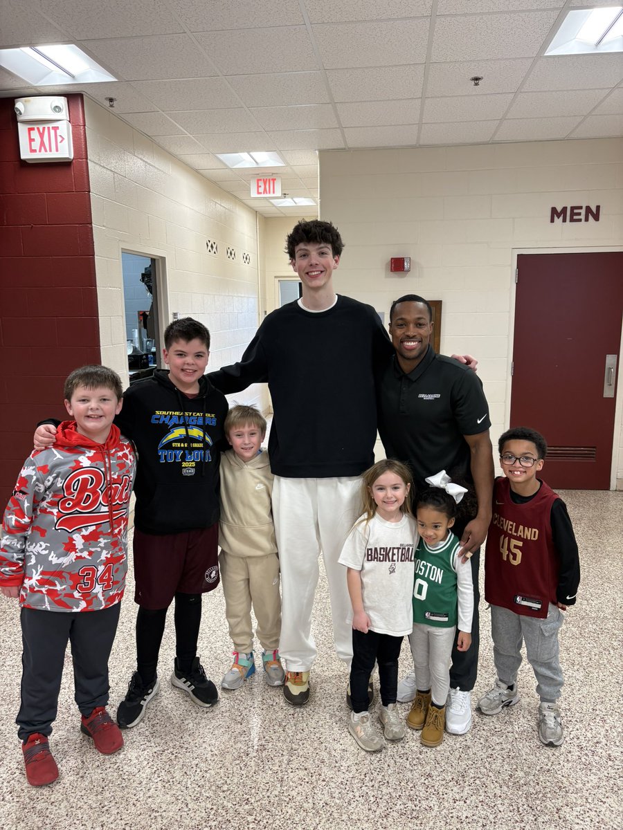 EverettStuart28's tweet photo. Had a great game-day visit @BUKnightsMBB thank you coach @ADTHREE3 for the invite, love the family feel! Go knights! https://t.co/DXPzc0mudU
