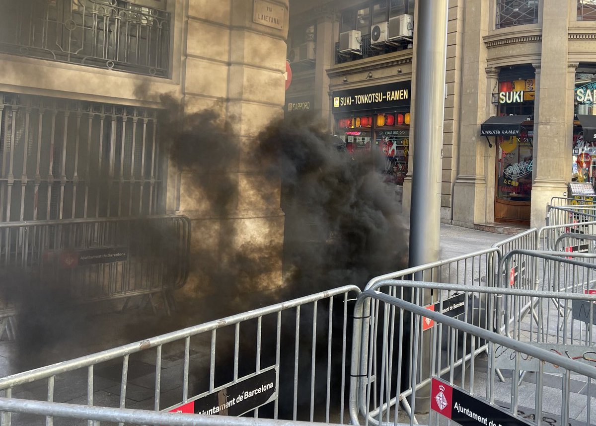 🌟 ÈXIT ROTUND!

L’Assemblea de Joves ha conformat un bloc juvenil nombrós i combatiu a la manifestació del matí, deixant ben clar que volem la independència. I la volem perquè és l’única solució real als problemes que ens afecten com a país i com a generació.