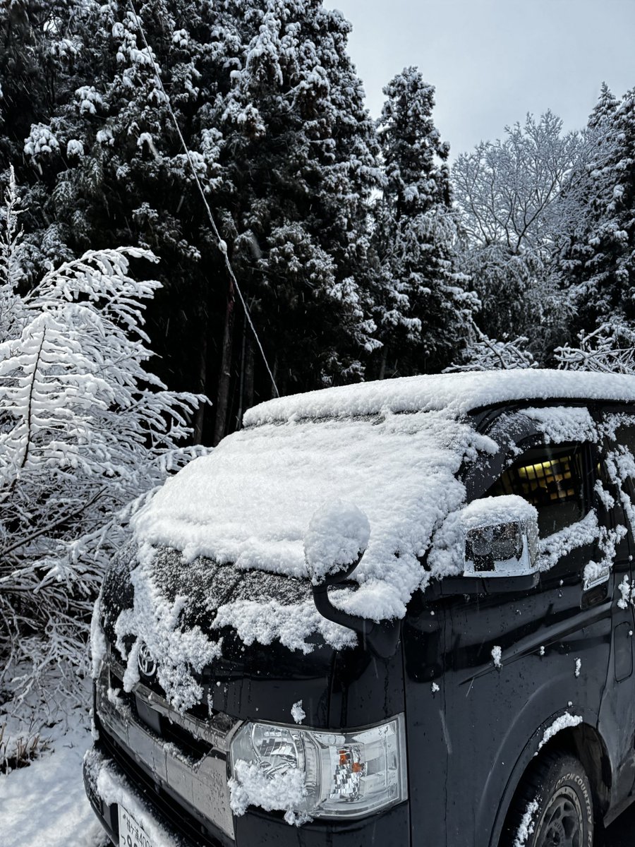 けんじです
朝お散歩に行ったらあしあとが付いてビックリしました
今日は道路がとても危ないので休縁になります
皆様足元に気をつけて選挙に行ってください！