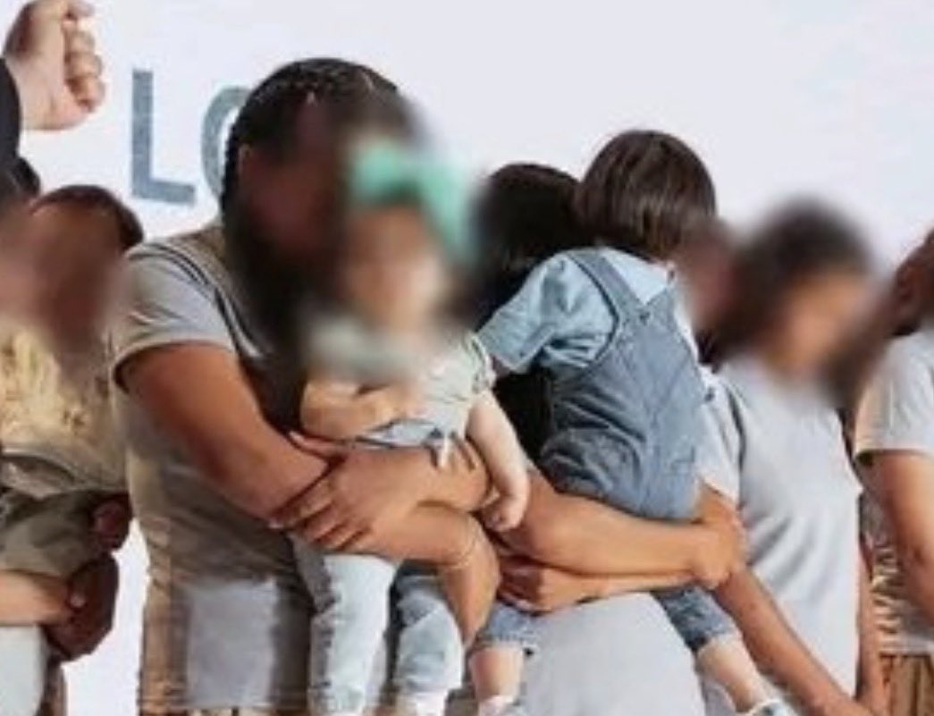 <a href="/PKN2023/">Global News 24</a> Miren como intentan cubrirse el rostro. 
Que dolor ser expuestas así para fines políticos.