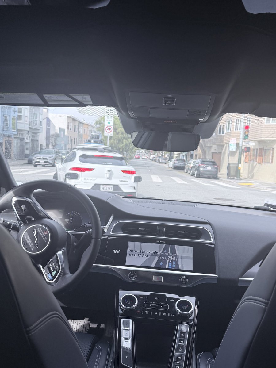 markgicul's tweet photo. now this one’s just blocking the intersection on a red. what the hell is going on 😭😭 https://t.co/HnUR4BDJWY