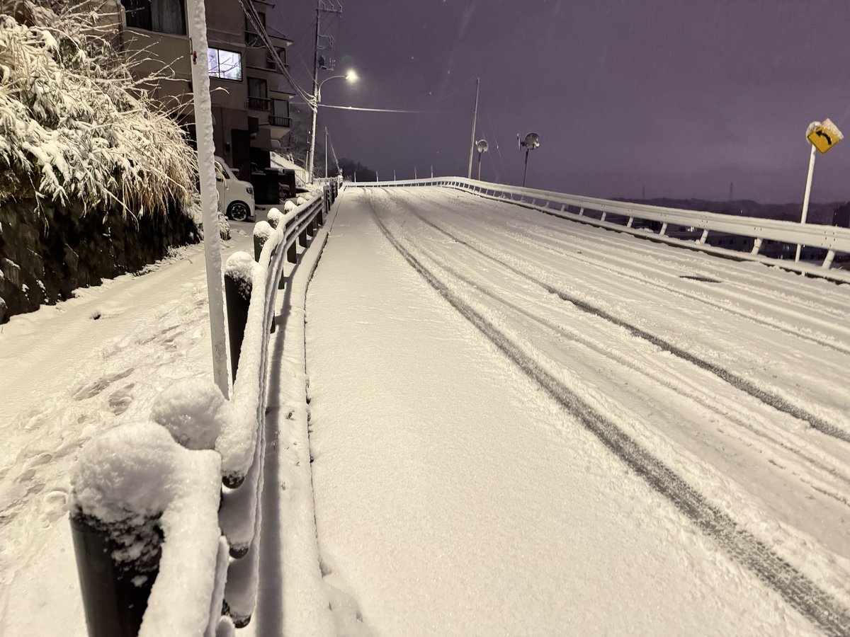 nagamasa33's tweet photo. 着物姿のガランドウの少女に会える気がする雪の坂 https://t.co/nuzn1uriBx