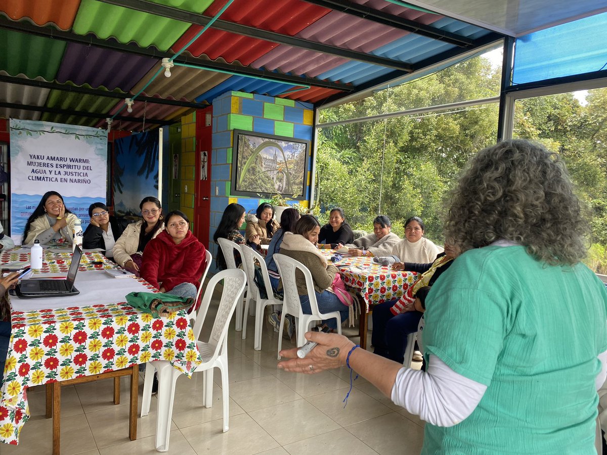 Ciase_ong's tweet photo. Rosa E. Salamanca, directora de CIASE y facilitadora pedagógica, presentó los enfoques:
🌀territorial,
🌀feminista y 
🌀decolonial 
Parámetros para analizar de manera integral las relaciones de poder en las conflictividades del agua y su articulación con la justicia climática. https://t.co/TRg7swgoAX