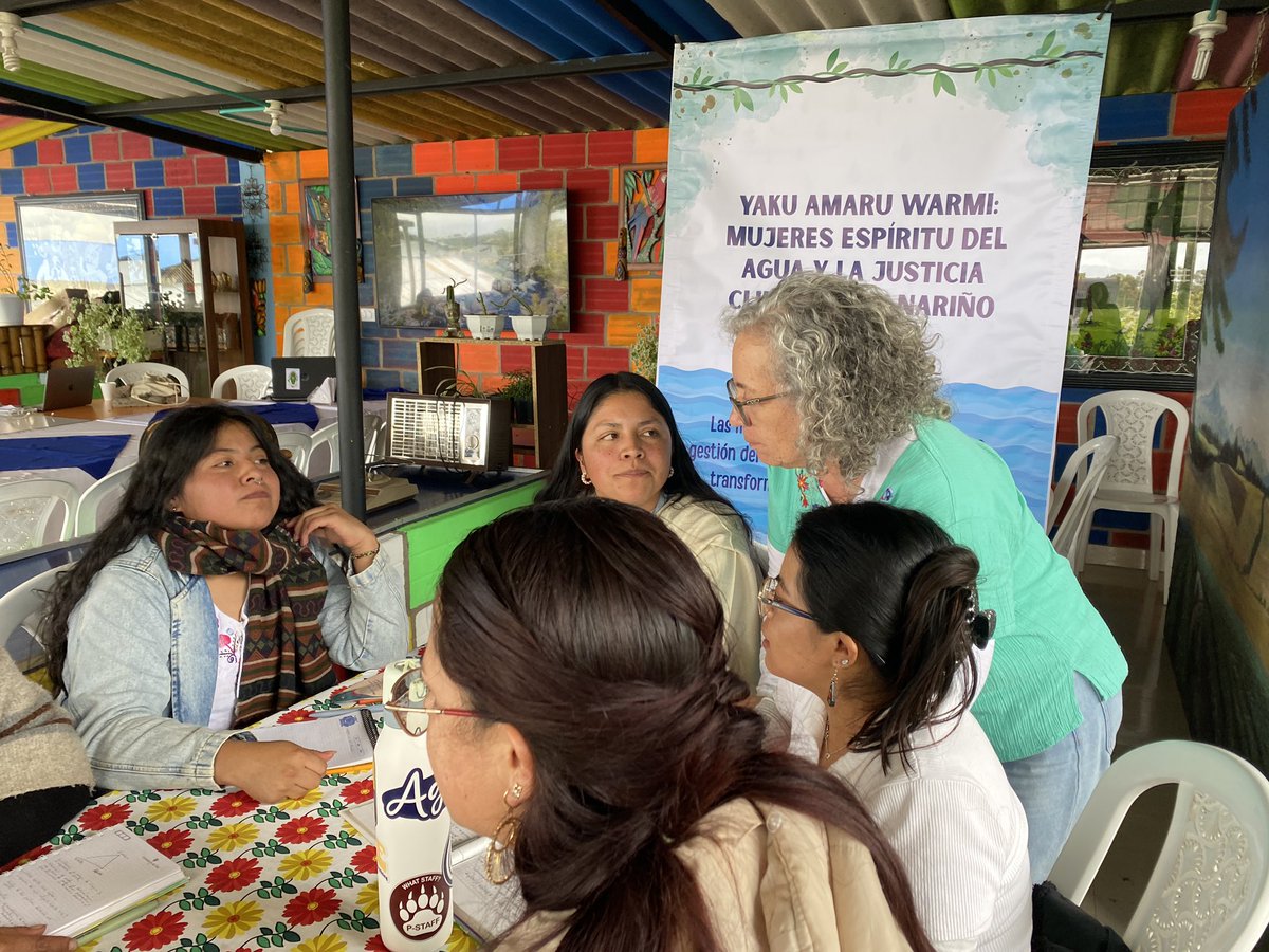 Ciase_ong's tweet photo. Rosa E. Salamanca, directora de CIASE y facilitadora pedagógica, presentó los enfoques:
🌀territorial,
🌀feminista y 
🌀decolonial 
Parámetros para analizar de manera integral las relaciones de poder en las conflictividades del agua y su articulación con la justicia climática. https://t.co/TRg7swgoAX